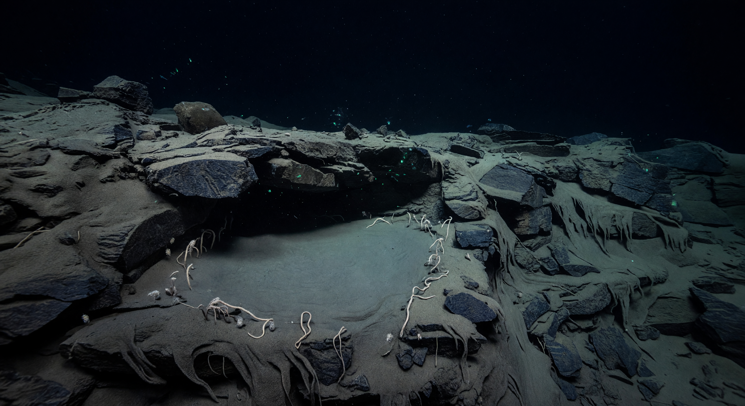Höhle unter gebrochenem Überhang