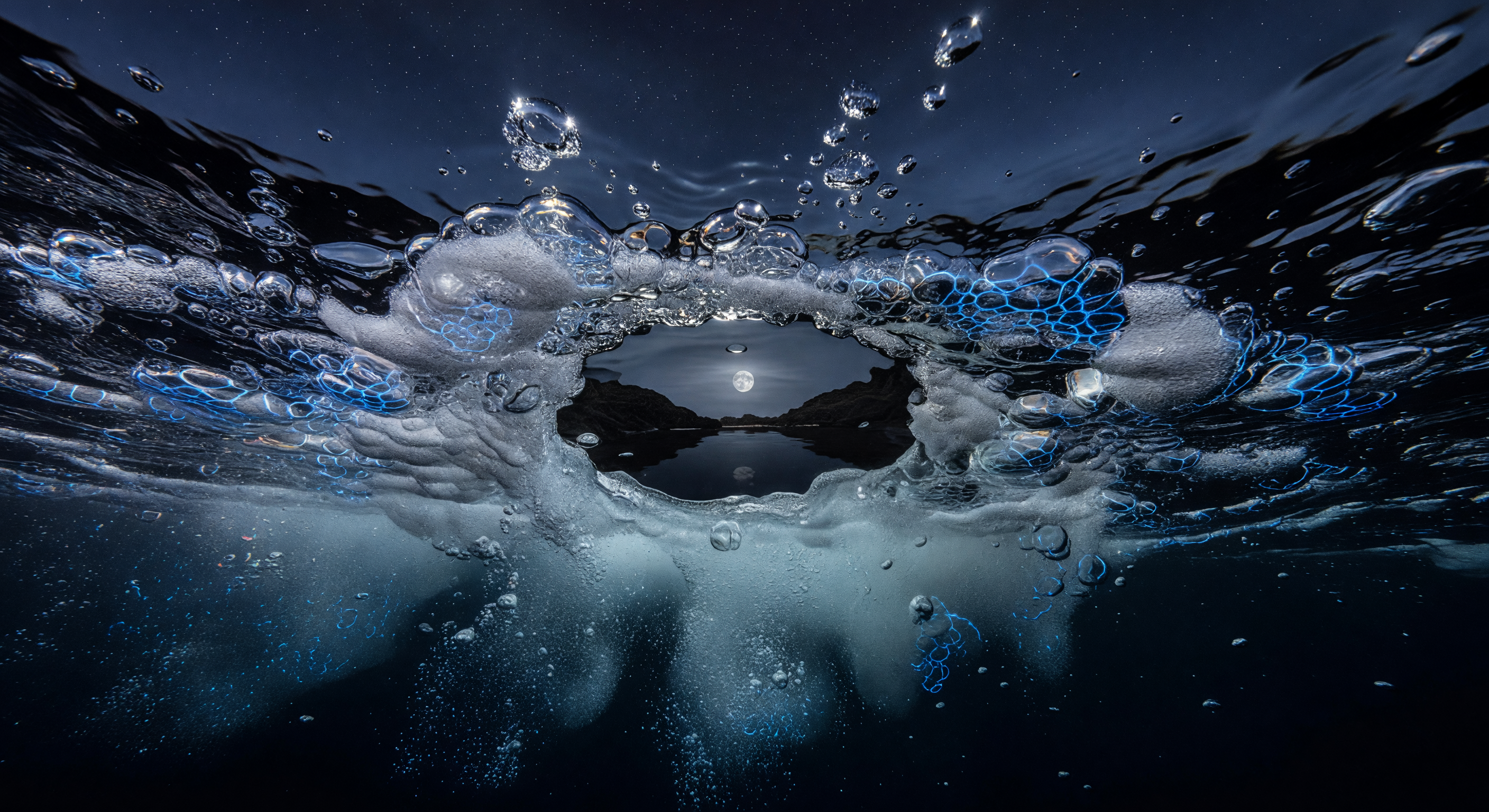 Espuma Bioluminescente ao Luar