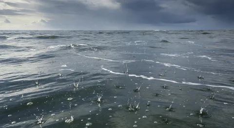 Pioggia sull'oceano